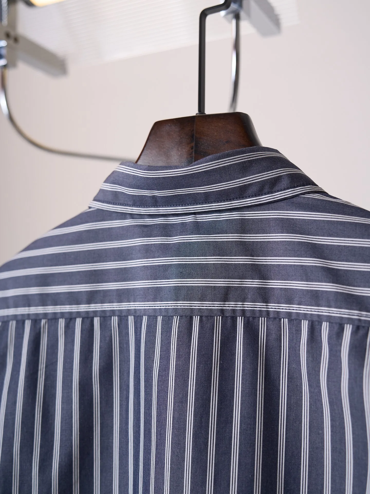 [Real auction] Acne Studios logo double-sleeved striped long-sleeved shirt [In Stock] 44 46 48 50 Customized matte woven combed poplin, crisp and stylish, comfortable and close to the skin, misty charcoal blue interwoven with pure white vertical stripes, between the rising and falling lines, revealing the cool and relaxed style of Scandinavia. Cleverly created layered double-sleeved deconstructed tailoring, breaking the inherent paradigm of traditional shirts, giving the body staggered three-dimensional layers. The iconic stripes of the season are laid out vertically. Rhythm runs through the entire garment. The left chest pocket is embellished with the Acne Studios logo. The brand context is engraved in the square dimensions. The side seams are equipped with wide welt pockets. Integrating styling aesthetics and practical functions. Adhering to the high-end aesthetics of minimalism. Pioneer ingenuity returns to daily life. It interprets the Nordic ready-to-wear attitude of symbiosis of relaxation and sophistication. Infrared positioning cutting machine uses infrared emitters and infrared receivers to achieve precise positioning of materials. The accuracy can reach the micron level. So as to meet the effect of high-precision cutting of plaid alignment. Manual infrared line drawing pockets are assisted by infrared technology to achieve precise positioning and marking of pocket positions, which retains the fineness and flexibility of hand sewing. It adopts side-turning embedded stitching technology to provide high-quality stitching results. Smooth and tidy. The fabrics have been sand washed and have a better hand feel. Not easy to deform, not easy to shrink, not easy to fade, and maintain long-term beauty and loose fit.